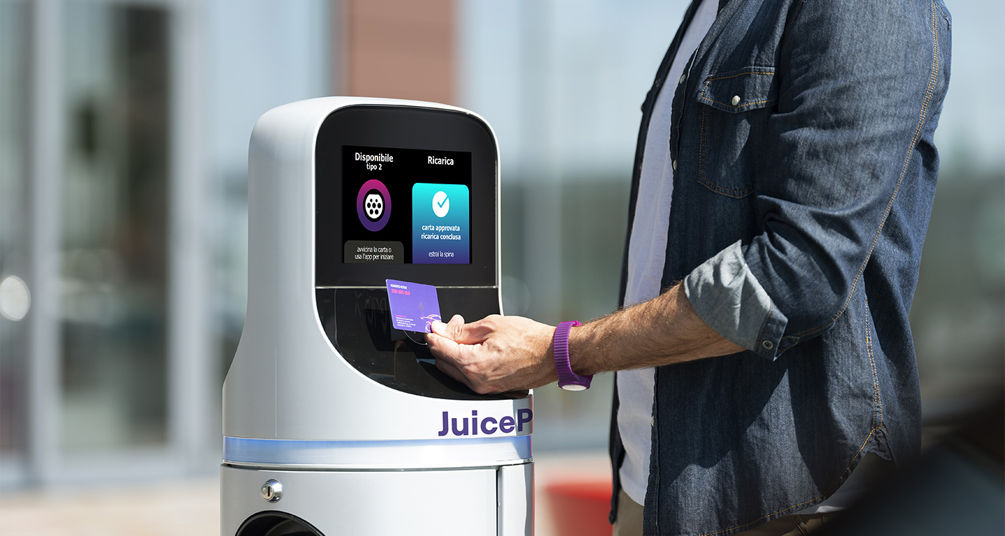 Uomo vicino ad una JuicePole con card JuicePass