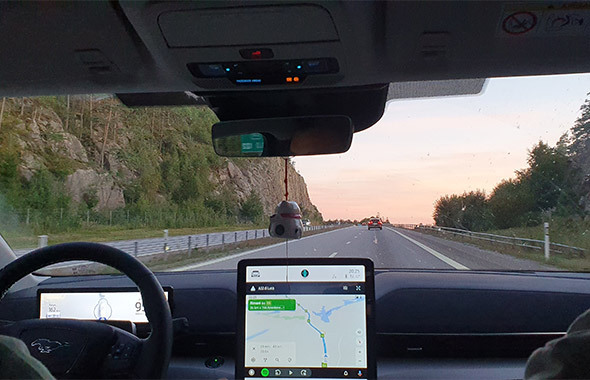 Foto di una strada del nord Europa dall'interno di una Mustang elettrica