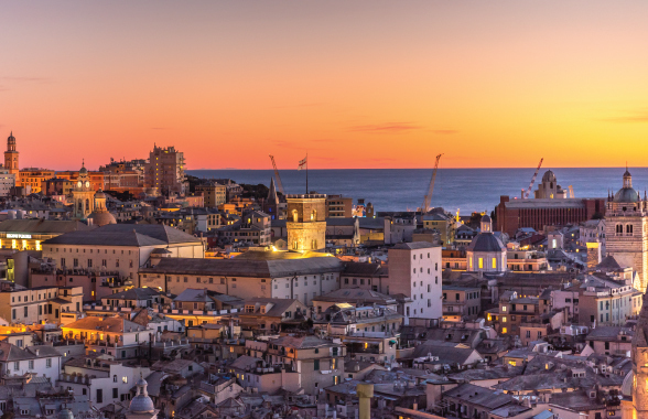 Vista aerea di Genova con il mare sullo sfondo al tramonto