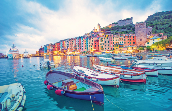 Vista del porto di Portovenere con barche attraccate