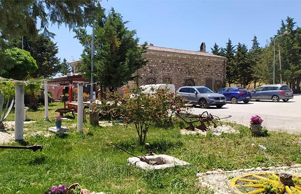 Esterno del Ristorante Hotel L'orecchietta con auto in ricarica