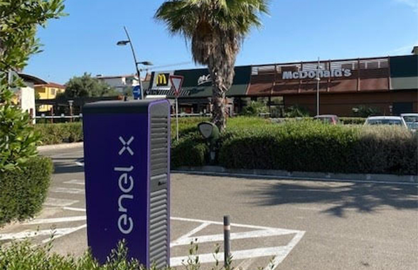 Infrastrutture di ricarica in un parcheggio davanti ad un Mc Donald's