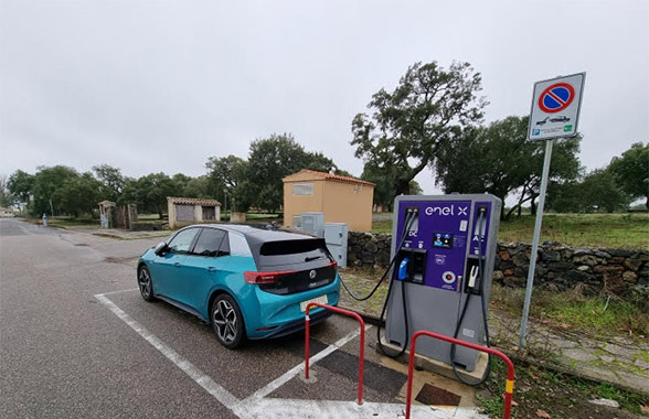 Auto in ricarica in un parcheggio