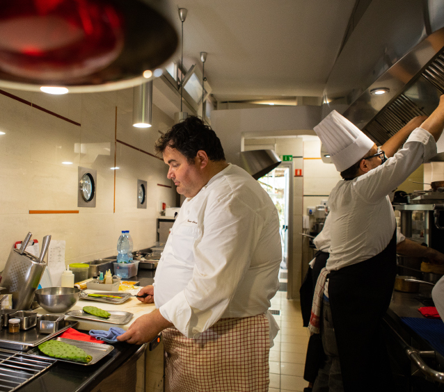 Gennaro Esposito nella cucina di Torre del Saracino